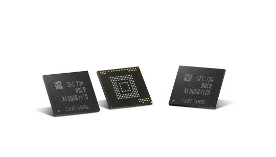 삼성전자가 세계 최초로 양산한 자동차용 '128GB eUFS'.<삼성전자 제공>